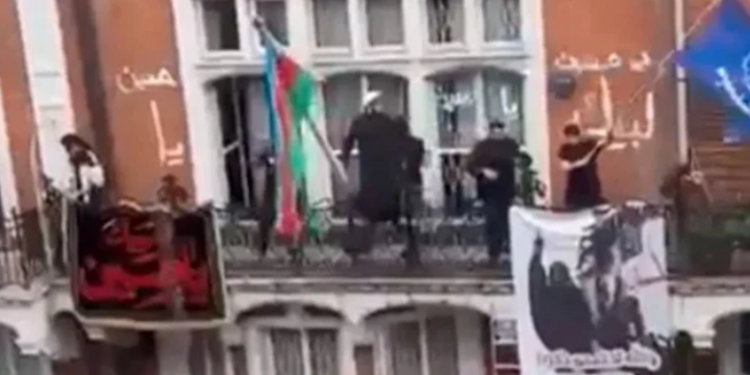 Տեսանյութ.Լոնդոնում Ադրբեջանի դեսպանատան վրայից իջեցրել են Ադրբեջանի դրոշը և ջարդուփշուր արել դեսպանատան գույքը. ովքեր էին  դեսպանատունը գրավողները